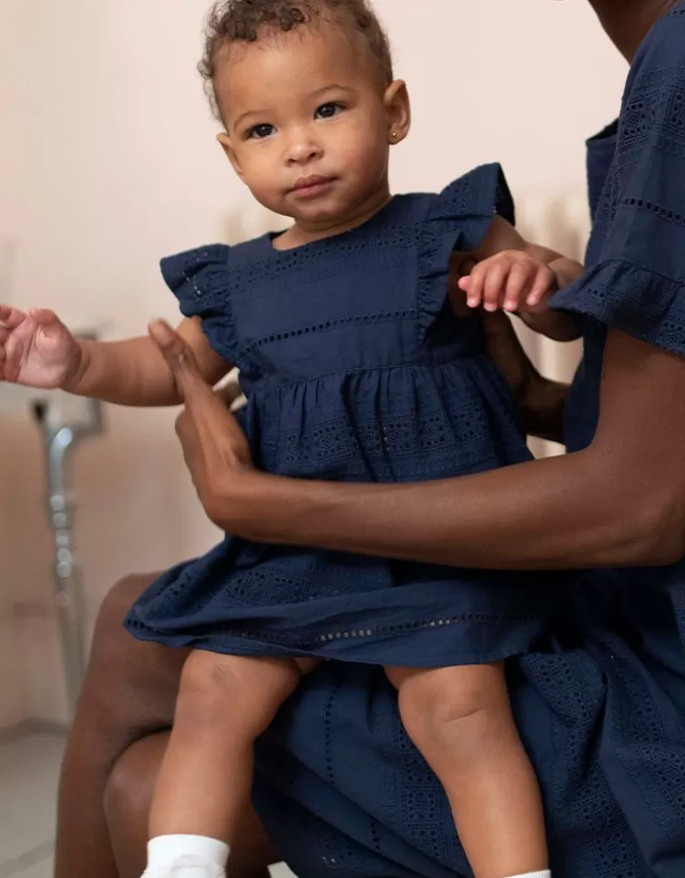 Seraphine Mama & Mini - Robe bébé en coton brodée anglaise bleu marine< Cadeau Bébé | Vêtements Bébé
