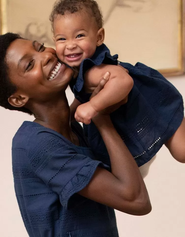 Seraphine Mama & Mini - Robe bébé en coton brodée anglaise bleu marine< Cadeau Bébé | Vêtements Bébé