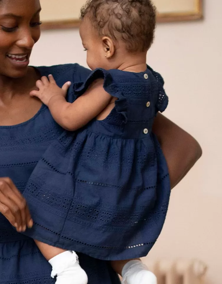 Seraphine Mama & Mini - Robe bébé en coton brodée anglaise bleu marine< Cadeau Bébé | Vêtements Bébé