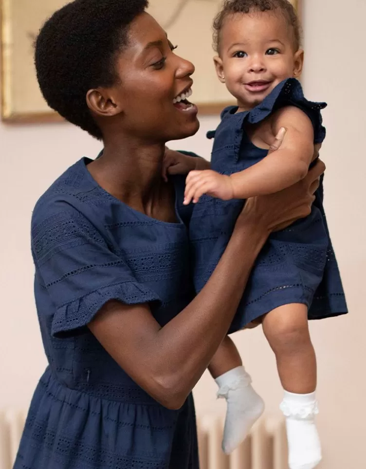 Seraphine Mama & Mini - Robe bébé en coton brodée anglaise bleu marine< Cadeau Bébé | Vêtements Bébé