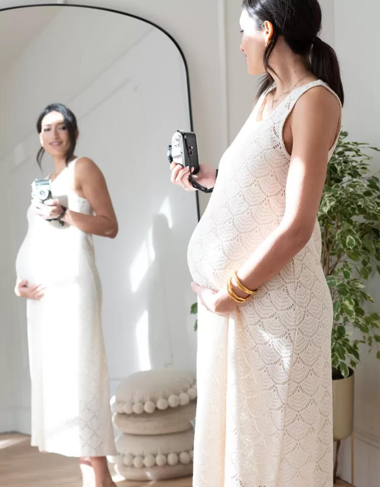 Seraphine Robe au style moulant et aspect crochet sans manches | < Robes