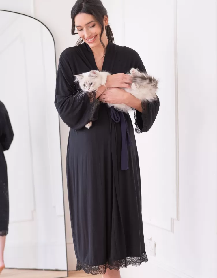 Seraphine Robe de chambre style kimono avec bordure en dentelle | < Vêtements de Nuit | Vêtements de nuit et Loungewear